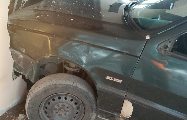 Após suspeita de mal súbito, idoso de 78 anos perde controle de carro, causa batida e invade residência em Conceição do Coité; duas pessoas foram socorridas
