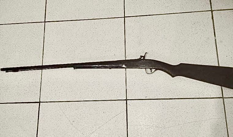 Polícia apreende espingarda após homem ameaçar a própria filha durante discussão sobre dinheiro na zona rural de Barrocas