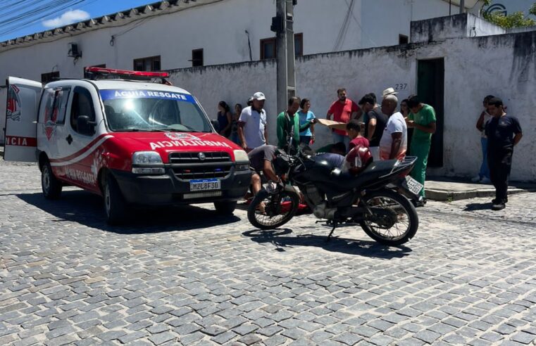 Motociclista fica ferido e sofre suspeita de fratura após colisão entre carro e moto no bairro do Açudinho, em Conceição do Coité