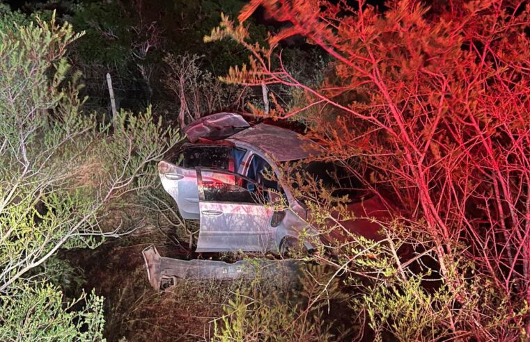 Carro capota e deixa dois homens feridos na BA-411, trecho entre Conceição do Coité e o distrito de Salgadália