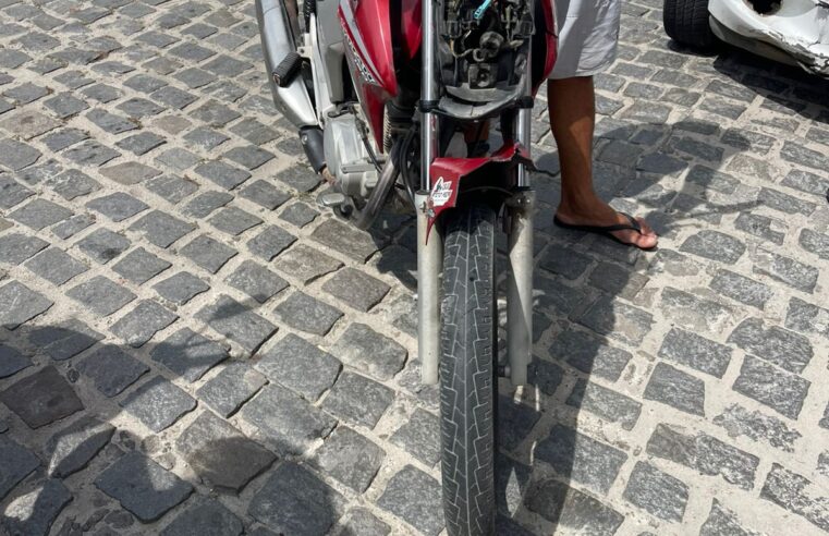 Coité — Colisão entre carro e motocicleta deixa mototaxista ferido na Rua Joana Angélica; vítima é socorrida pelo Águia Resgate