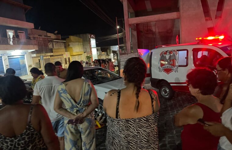 Motociclista de 16 anos fica ferido após colisão com carro em cruzamento de Conceição do Coité