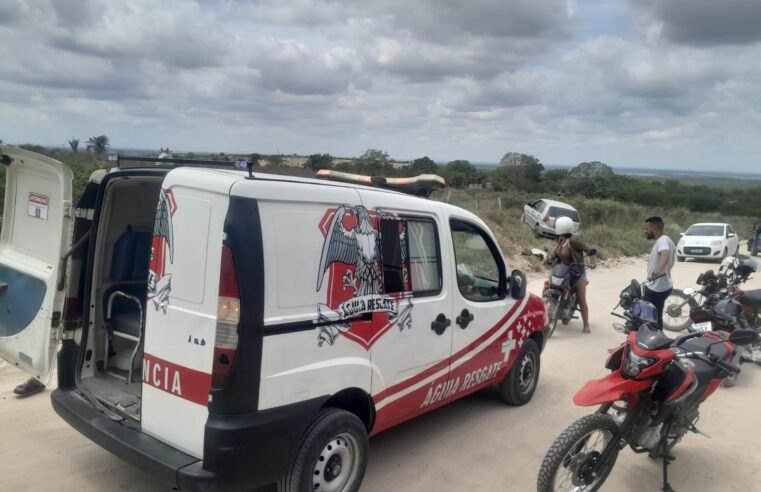 Motorista passa mal ao volante, perde o controle do veículo e sobe barranco na zona rural de Conceição do Coité; vítima é socorrida pelo Águia Resgate