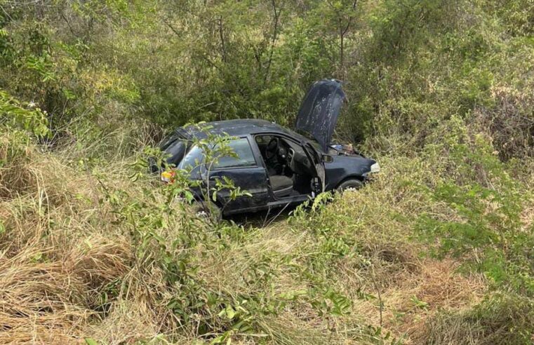 Homem fica ferido após carro capotar na BA-120, entre Conceição do Coité e Riachão do Jacuípe; motorista retornava do velório da prima