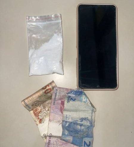 Suspeito tenta fugir, dispensa droga em área de mata e acaba preso pela CETO na BA-409, em Conceição do Coité