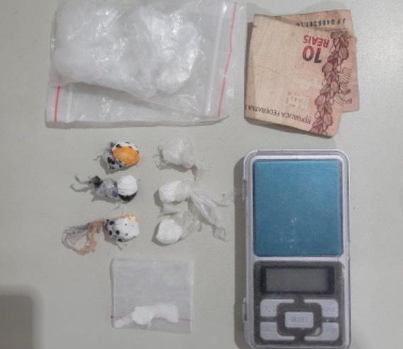 GRANDE GOLAÇO DA CETO: Suspeito é conduzido à delegacia por tráfico de drogas em Conceição do Coité; outro suspeito fugiu