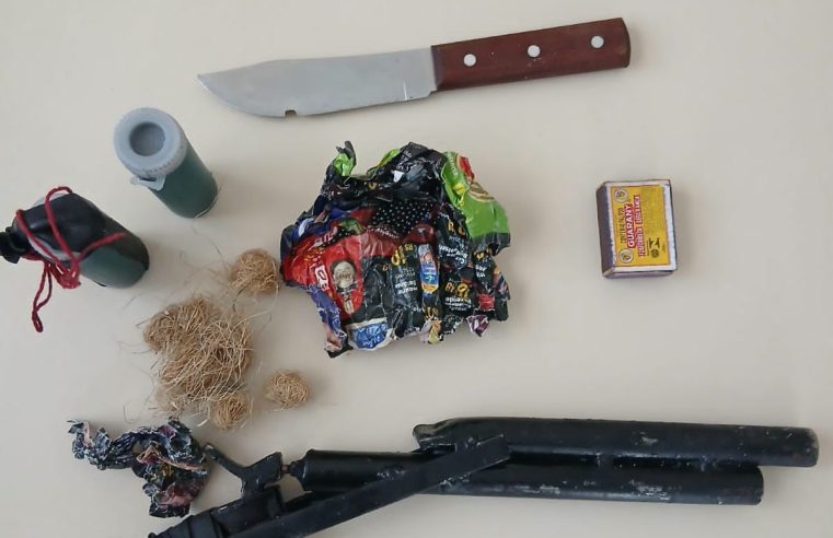 AÇÃO RÁPIDA DA PM: Homem é preso em flagrante com arma de fogo artesanal, faca e insumos para recarga no centro de Conceição do Coité