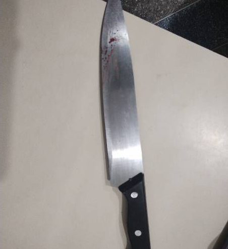 TENTATIVA DE HOMICÍDIO: Homem é esfaqueado pelo próprio irmão no centro de Conceição do Coité; suspeito idoso é preso pela PM logo em seguida
