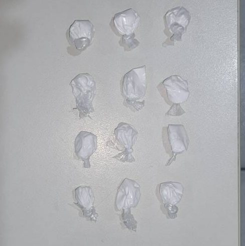 CAIU NA MÃO DA PM: Adolescente é flagrado com 12 trouxinhas de cocaína no bairro das Casas Populares, em Conceição do Coité