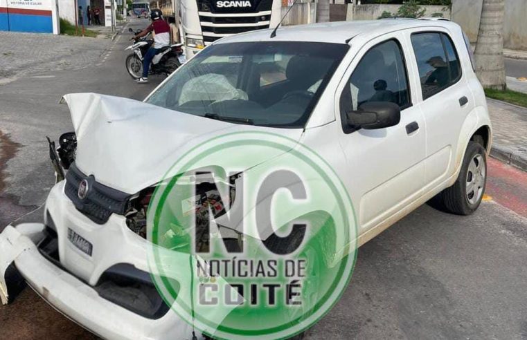 ACIDENTE: jovem perde controle de carro, bate em poste e é levado ao hospital em Conceição do Coité