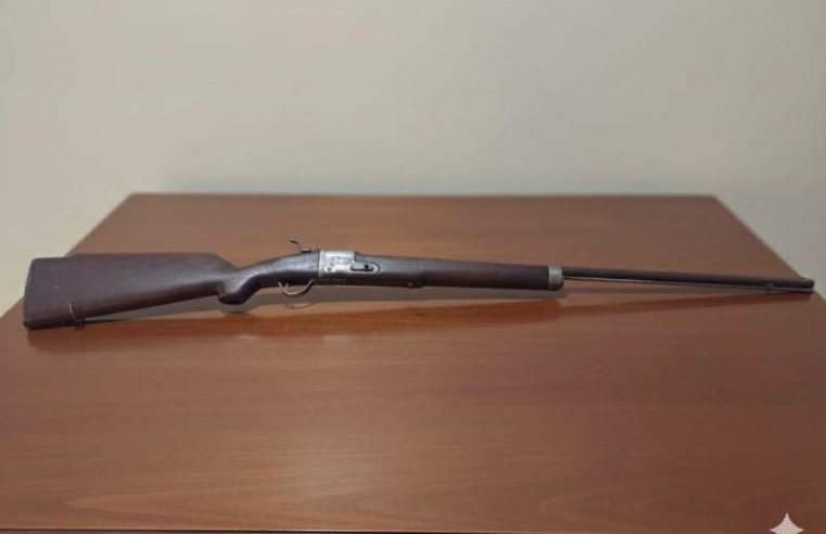 CONFUSÃO FAMILIAR TERMINA EM PRISÃO: PM apreende espingarda e prende homem por porte ilegal de arma na zona rural de Conceição do Coité