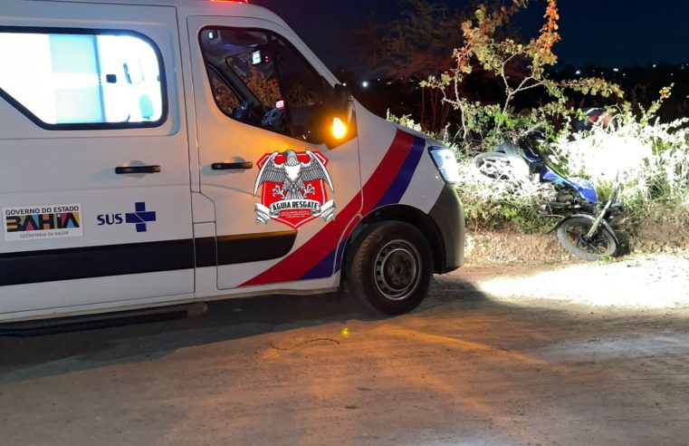 URGENTE: motociclista é arremessado após acidente na estrada de Coité a Aroeira; vítima é socorrida pelo Águia Resgate com suspeita de fratura
