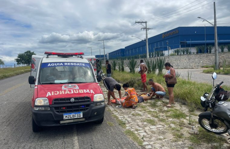 Coité — Garupa sofre ferimento grave no pé após moto cair ao desviar de sariguê na BA-411