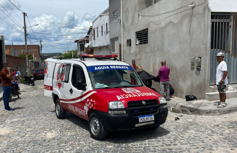 Coité — Motociclista sofre fratura exposta após grave colisão com carro no bairro da Quadra; motorista foge sem prestar socorro