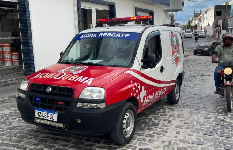 Coité — Homem é esfaqueado pela própria esposa em tentativa de homicídio no centro da cidade