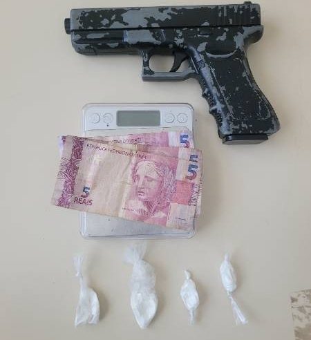 Coité — Homem de 21 anos é preso em flagrante com simulacro de arma e drogas no centro da cidade