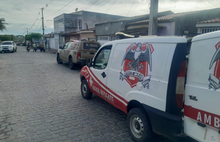 Homem sofre tentativa de homicídio após ter casa invadida em Conceição do Coité; vítima é agredida com cabo de enxada e fio de energia