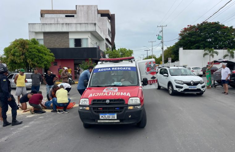 Impacto violento! Carro atinge moto em conversão e mulher é arremessada ao chão em plena manhã em Conceição do Coité