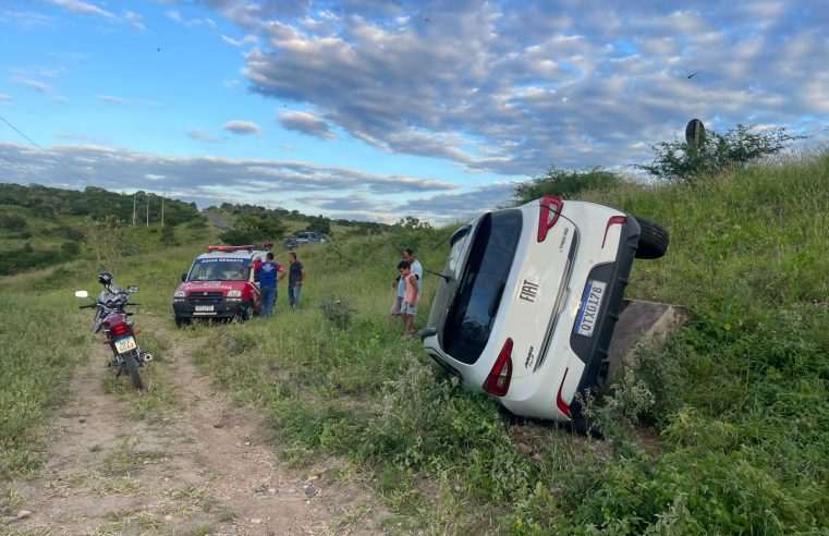 Motorista capota carro na BA-120 entre Conceição do Coité e Retirolândia e é socorrido por populares