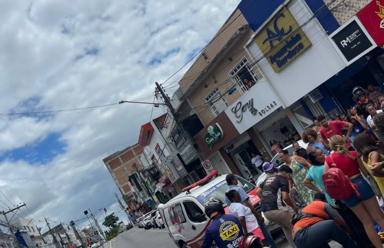 Motorista foge após acidente e deixa motociclista com suspeita de fratura no centro de Conceição do Coité