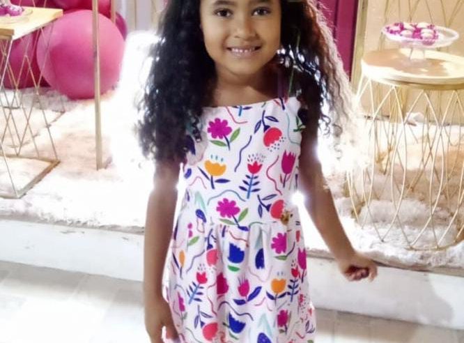 Tragédia em Coité: menina de 6 anos morre eletrocutada enquanto cuidava de pintinhos; familiar também levou choque ao tentar salvá-la