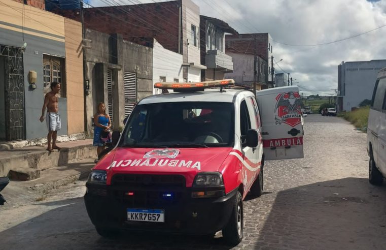 Descontrole e colisão: mulher fica ferida após bater moto em carro estacionado em Coité