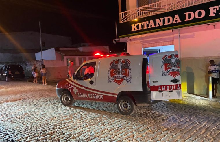 Mulher é socorrida após ser atropelada por motocicleta na noite deste sábado em Conceição do Coité