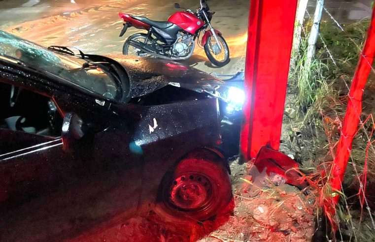 Motorista fica ferido após colidir carro contra poste na zona rural de Conceição do Coité