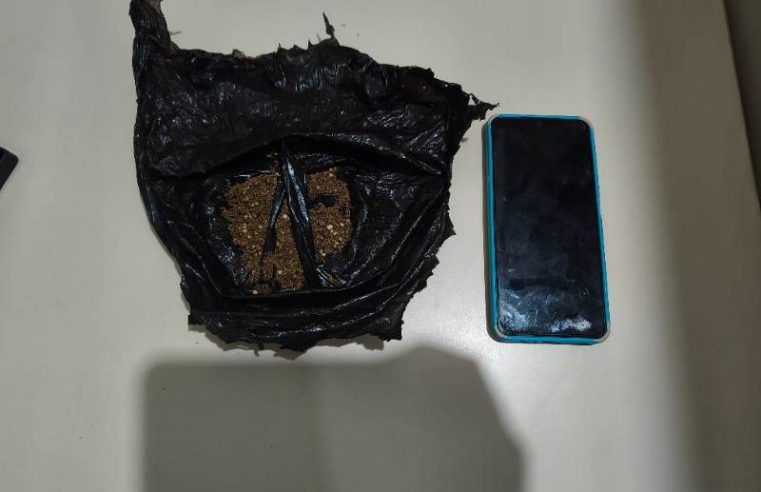 CETO flagra homem com drogas durante patrulhamento e conduz suspeito à delegacia no bairro Casas Populares, em Conceição do Coité