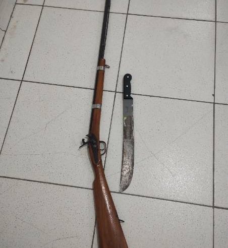 Homem é conduzido à delegacia após ameaçar sobrinho com espingarda e facão na zona rural de Conceição do Coité
