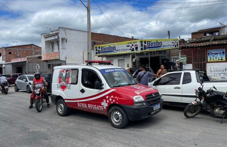 Moradora de Bandiaçu fica ferida após colisão entre carro e moto na Avenida Senhora Santana, em Conceição do Coité
