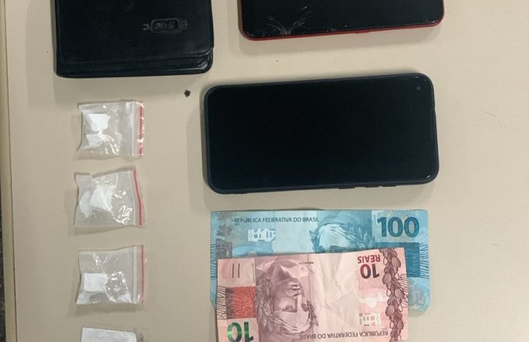 Dois homens são levados à delegacia após flagrante com drogas no bairro Pau Miúdo, em Euclides da Cunha