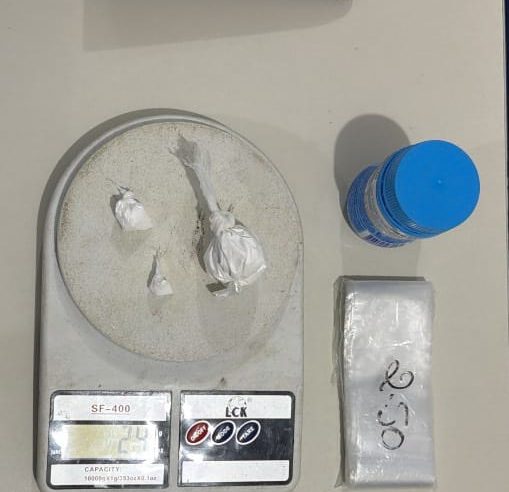 CETO conduz suspeito por tráfico de drogas após apreensão de entorpecentes, balança e embalagens na zona rural de Coité