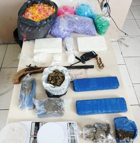 Grande operação da CETO apreende mais de 5 kg de drogas, arma artesanal e munições em Serrinha; suspeito é preso