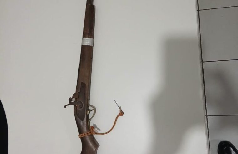 Suspeito descarta arma e consegue escapar da PM na Estrada da Goiabeira, em Conceição do Coité