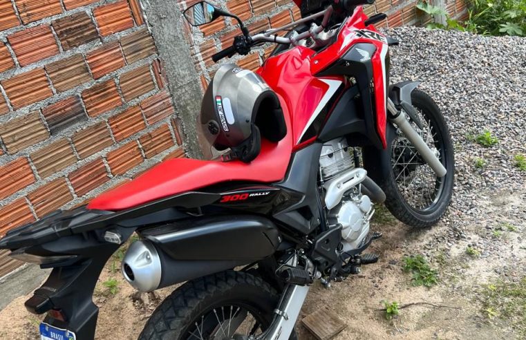 Pânico em Coité: criminosos armados roubam moto de empresário na Avenida Senhora Santana; câmera de segurança registrou fuga do local