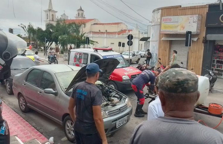 Carro pega fogo próximo à Praça da Matriz e é apagado por populares e equipe do Águia Resgate em Conceição do Coité
