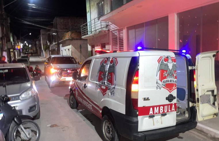 Batida entre carro e moto deixa motociclista ferido na rua Carijé, em Conceição do Coité