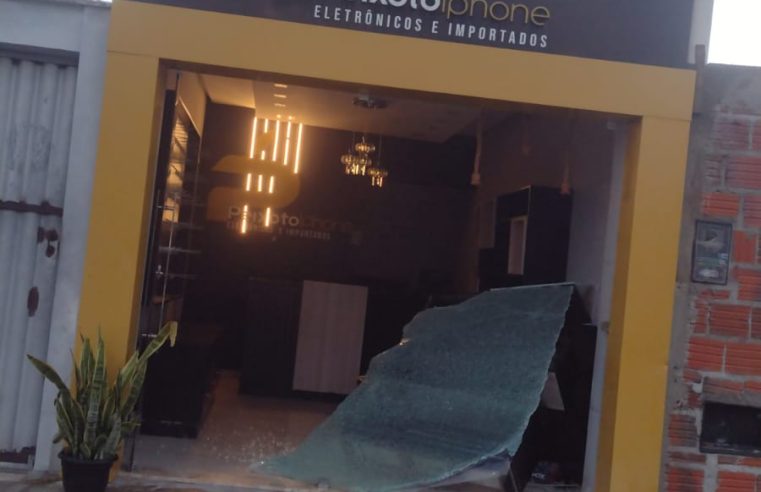 Loja de celulares é arrombada durante a madrugada e criminosos fogem com eletrônicos em Conceição do Coité; veja o vídeo