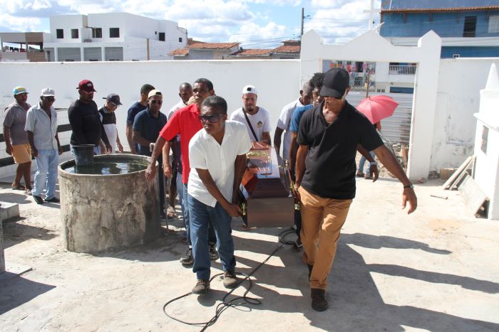 Pedreiro natural de Coité morto em desabamento em Salvador é sepultado sob forte comoção