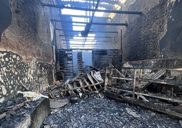 Incêndio destrói loja de autopeças no centro de Cansanção; ninguém ficou ferido