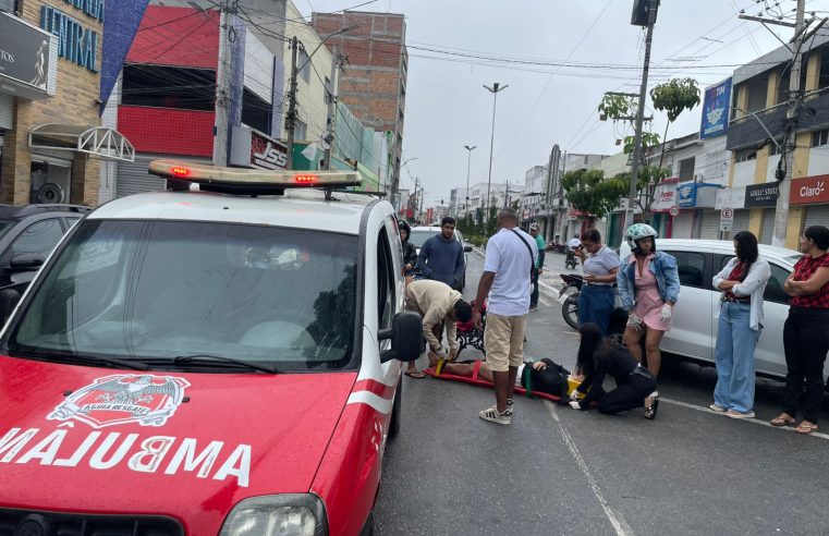 Freada brusca termina em acidente de moto e deixa mulher ferida no centro de Conceição do Coité