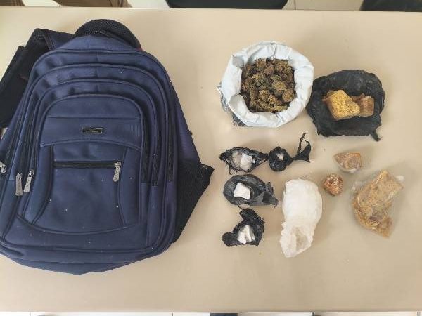 PM apreende mais de 1 kg de drogas e conduz suspeito à delegacia em Serrinha
