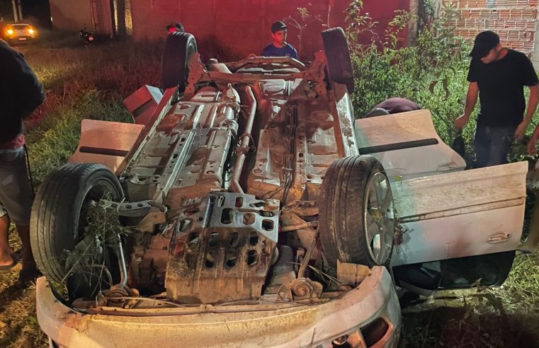 Carro capota e deixa duas pessoas feridas na BA-411, entre Conceição do Coité e o distrito de Salgadália; motorista teve parte da orelha amputada