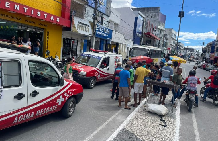 Motocicleta atropela três pessoas no centro de Conceição do Coité; criança e mulher são socorridas