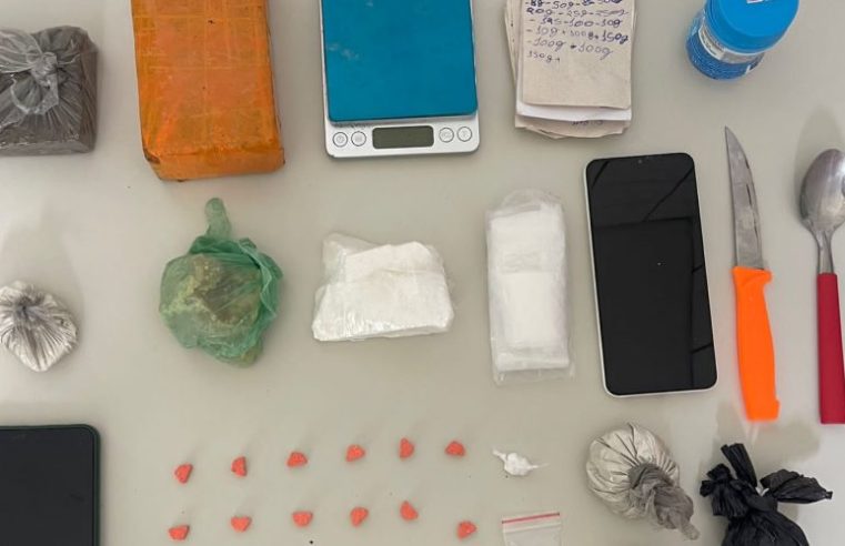 TRÁFICO DE DROGAS: Dupla é presa com cocaína, maconha, crack e ecstasy no bairro Alto do São João, em Conceição do Coité