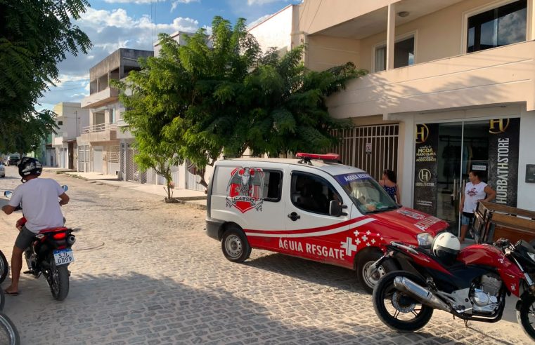 Mulher fica ferida após parede de portão desabar em Conceição do Coité