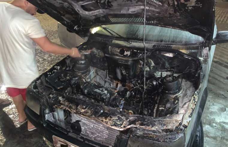 Carro pega fogo na BA-409, em Conceição do Coité, e é apagado pelo Águia Resgate com apoio de moradores