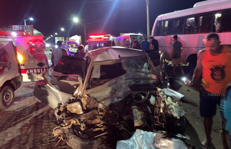 Colisão frontal entre carro e ônibus deixa homem preso às ferragens na BA-409, entre Conceição do Coité e Serrinha