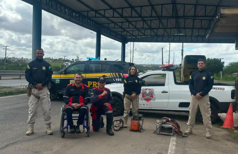 Águia Resgate recebe da PRF de Feira de Santana desencarcerador e tesoura hidráulica para atendimento a acidentes em Conceição do Coité